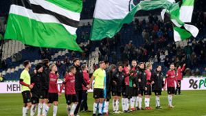 Die Spieler von Hannover 96 lassen sich nach dem Spiel gegen den 1. FC Heidenheim von den Fans feiern. Foto: dpa
