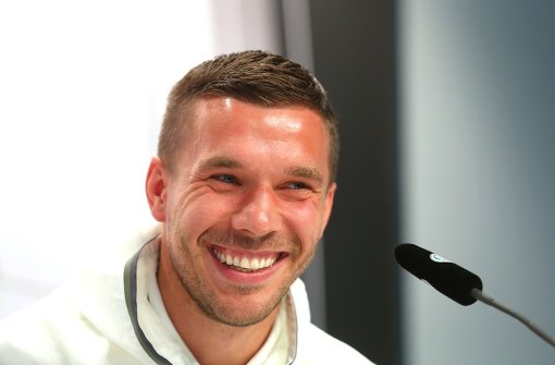 Bei der Pressekonferenz vor dem Gruppenspiel gegen Polen hat Lukas Podolski die Lacher auf seiner Seite. Foto: Getty