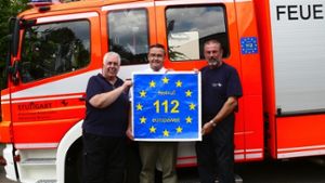 Volker Fernath, Nils Bunjes und Frank Supper (v. li.) präsentieren das 112-Logo. Foto: z