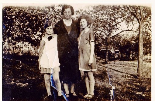 Paula Fleischer mit ihren Töchtern Eva (links) und Hanna (rechts) um 1930. Hanna Herschbaum, geborene Fleischer, wurde vor Kurzem 100 Jahre alt. Sie lebt in Israel. Auch ihre Geschwister überlebten das Dritte Reich. Der Vater wurde ermordet, Paula Fleischer starb kurz nach Kriegsende in der Nähe von Lyon. Foto: Stolperstein-Initiative