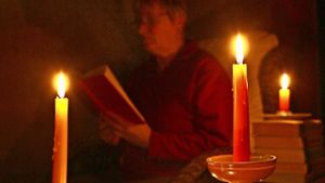 Ein Abend mit Kerzen und Buch statt Fernseher Foto: dpa