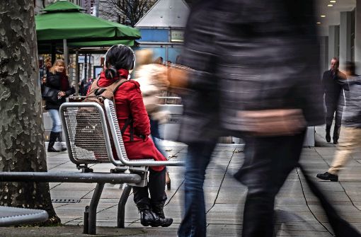 Ausruhen ja, lagern nein: die Verwendung der Sitzgelegenheiten in der Stadt wird sein einigen Wochen kontrovers diskutiert. Foto: Lichtgut/Max Kovalenko