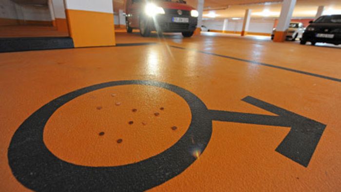 Triberger Bürgermeister weist Männerparkplätze aus