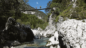 Für beherzte Wanderer: Hängebrücke über den Soca-Fluss. Foto: Kärnten-Werbung