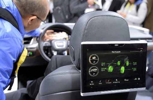 Die Beifahrer dürfen elektronische Geräte im Auto problemlos benutzen, für den Fahrer soll das Tablet – wie das Handy – tabu sein. (Symbolfoto) Foto:  
