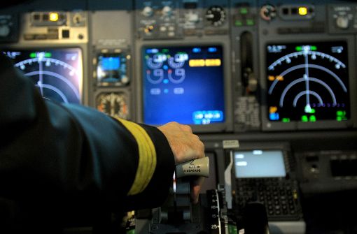 Ab Juni darf sich in deutschen Fluggesellschaften wieder ein Pilot allein im Cockpit aufhalten. (Symbolbild) Foto: dpa