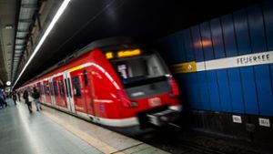 In einer S-Bahn wird ein 25-Jähriger geschlagen und getreten. Foto: Lichtgut/Max Kovalenko
