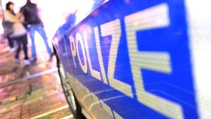 Ein 29 Jahre alter Mann hat seine Frau in einem Lokal in Stuttgart-Mitte bedroht und erpresst.  Foto: dpa