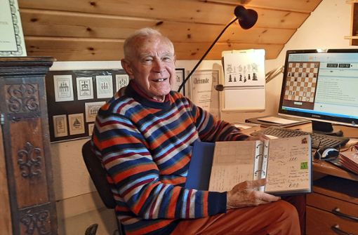 Bis vor kurzem saß der 88-jährige Degerlocher Friedrich Wolfenter noch täglich rund fünf Stunden vor seinem Schachcomputer. Foto: Susanne Degel