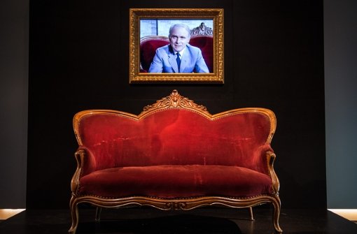 Der Satiriker Loriot nahm die Deutschen gern von seinem berühmten Sofa aus aufs Korn. Mehr berühmte Sofas zeigen wir Ihnen in unserer Bildergalerie. Foto: dpa