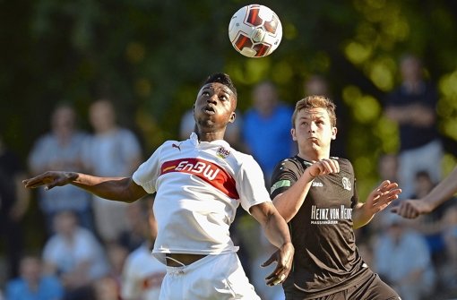 Trifft für den VfB-Nachwuchs: Dylan Esmel (li.) gegen Hannovers Nikita Marusenko Foto: Getty