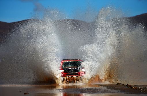 Conrad Rautenbach aus Zimbabwe rast im Toyota durch Wasser. Foto: Getty Images South America