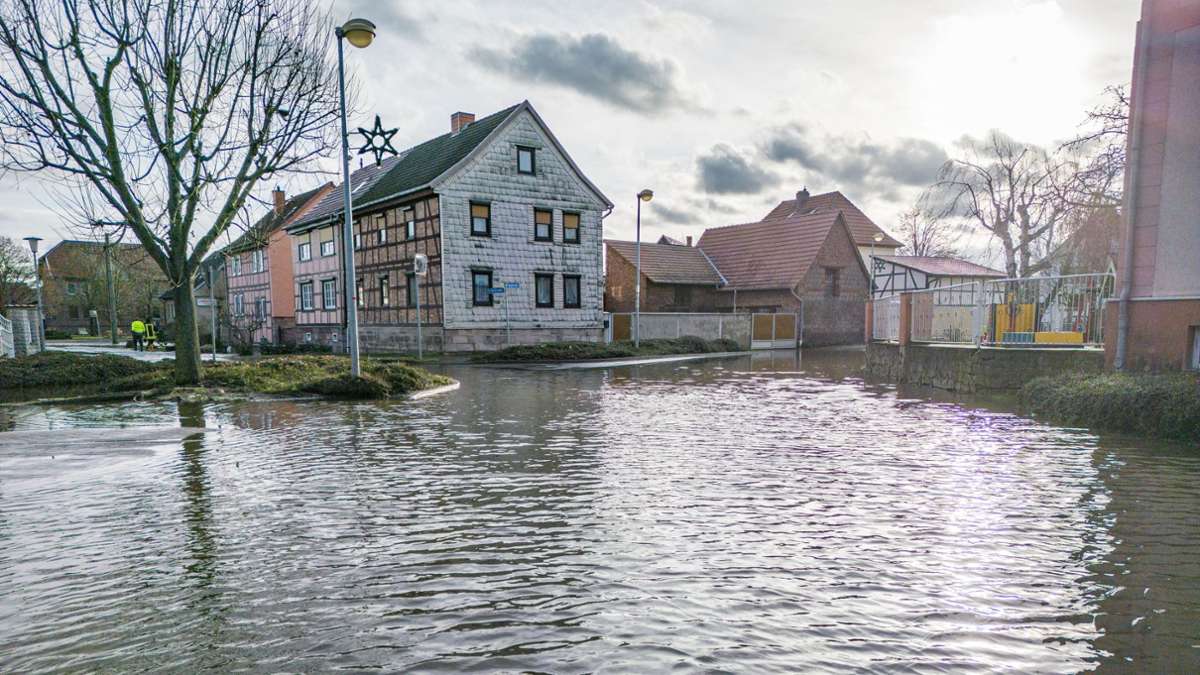 Hochwasser in Teilen Deutschlands: Straßensperrungen, Evakuierungen – Lage bleibt angespannt