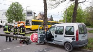 Bei einem Unfall in Stuttgart-Feuerbach hat sich ein 24-Jähriger schwere Verletzungen zugezogen, als er mit seinem Fahrzeug gegen einen Ampelmast krachte. Foto: www.7aktuell.de | Sven Adomat