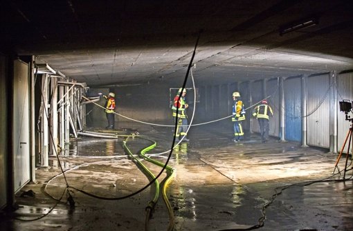 Mühsame Löscharbeiten: jede Garage musste geöffnet werden, mindestens zehn Autos brannten lichterloh. Foto: 7aktuell.de/Adomat