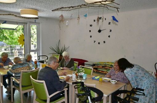 Zum Mittagessen –  es gibt Nudelauflauf, Salat und zum Nachtisch Pudding –  kommen die meisten WGler im sonnenlichtdurchfluteten Gemeinschaftsraum zusammen. Foto: Kerstin Dannath