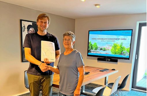 Der neue Mietvertrag ist unterschrieben: Eugen Mönig und Doris Burkhardt aus Böblingen. Foto: Mönig Immobilien