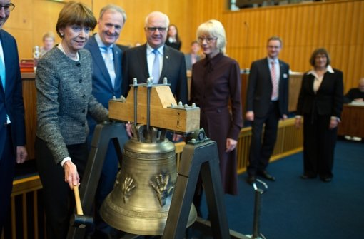 Die neue Oberbürgermeisterin Henriette Reker schlägt in Köln  die Friedensglocke der Stadt Köln an. Die parteilose Politikerin wird offiziell in ihr Amt als Kölner Oberbürgermeisterin eingeführt. Foto: dpa