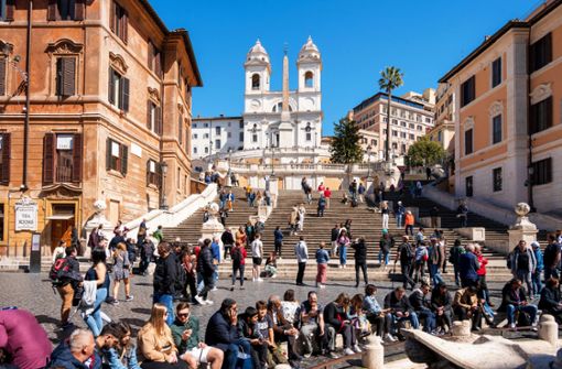 Für viele Deutsche ist Italien ein Sehnsuchtsland,  auch, weil Italien für dolce vita –  wie hier auf der spanischen Treppe –  in Rom steht. Foto: /Imago/Guenter Nowack