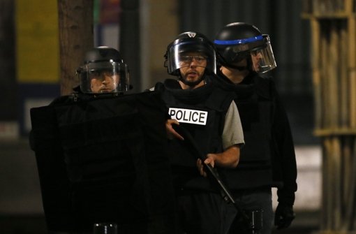 Französische Soldaten und Polizisten bei dem Anti-Terror-Einsatz im Zentrum von Saint-Denis.  Foto: EPA
