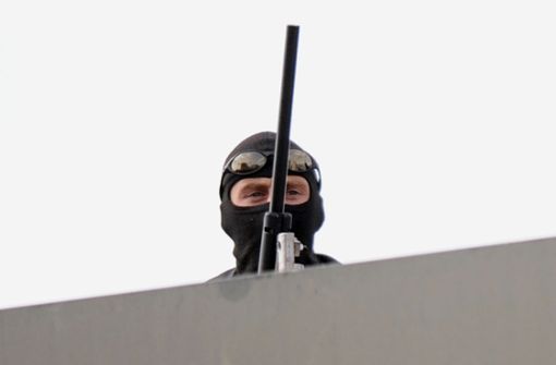 In Leimen entdeckten Bürger einen vermeintlichen Scharfschützen auf dem Dach. (Symbolbild) Foto: dpa/A3471 Boris Roessler
