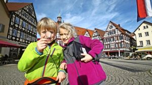 Mit Tablet und Lupe gehen Kinder  in Bad Urach auf Entdeckertouren Foto: Kurverwaltung Bad Urach