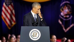 Als Barack Obama in seiner Abschiedsrede in Chicago sieht, wie die demokratischen Anhänger seine Frau Michelle mit großem Applaus verabschieden, verdrückt der Noch-Präsident ein paar Tränen. Foto: AFP