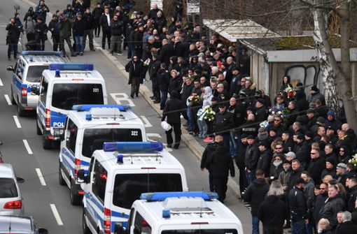 Großaufgebot der Polizei bei der Beerdigung von Hooligan und Rechtsextremist Thomas H. Foto: dpa-Zentralbild