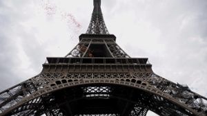 Nudisten unter dem Eiffelturm wird es nicht geben, doch Paris plant eigene Zonen in Parks für die Freunde der Freikörperkultur einzurichten. (Archivfoto) Foto: epa