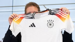 Bundestrainer Julian Nagelsmann und das neue DFB-Trikot von Adidas. Foto: Boris Roessler/dpa