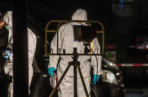 Beamte der Spurensicherung stehen am Tatort in Bietigheim-Bissingen. Foto: SDMG