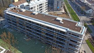 Der Hans-Scharoun-Platz nimmt mehr und mehr Gestalt an. Dort entstehen 44 neue Wohnungen sowie acht Gewerbeeinheiten. Foto: Bernd Zeyer