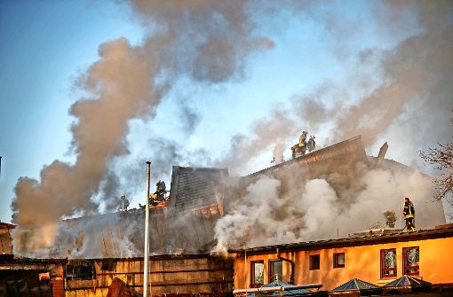 Das Feuer unter dem Dach des Waiblinger Bürgerzentrums schwelte noch bis zum Nachmittag des nächsten Tages. Foto: Stoppel/Archiv