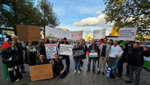 In der Stuttgarter City  fand am Sonntag die dritte pro-palästinensische Demo seit Freitag statt. Foto: Andreas Rosar/Fotoagentur Stuttgart