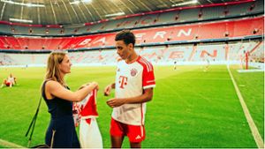 Trikotwechsel: Sarah Rößner mit Bayern-Star Jamal Musiala Foto: /Tom Jakobs