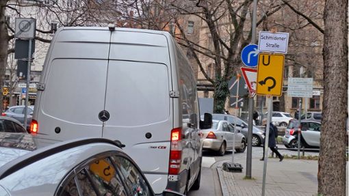 Achtung, Baustelle: der Verkehr staut sich  seit einigen Tagen rund um den Daimlerplatz. Foto: Uli Nagel