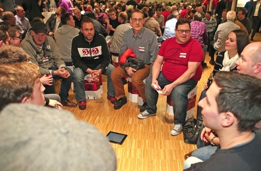 In kleinen Gruppen diskutierten Mitglieder die Vereinsentwicklung des VfB. Foto: Baumann