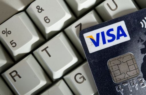 Zahlungen mit  Kreditkarten sollten immer überwacht werden. Foto: dpa