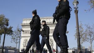 In Paris hat die Polizei einen Bombengürtel gefunden Foto: AP