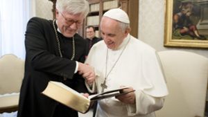 Ein Herz und eine Seele: Der EKD-Ratsvorsitzende Heinrich Bedford-Strohm (links) mit Papst Franziskus bei seinem Besuch im Vatikan. Foto: AP