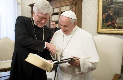 Ein Herz und eine Seele: Der EKD-Ratsvorsitzende Heinrich Bedford-Strohm (links) mit Papst Franziskus bei seinem Besuch im Vatikan. Foto: AP