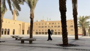 Eine verschleierte Frau in der saudischen Hauptstadt Riad. Saudi-Arabien - im WEF-Bericht über die Gleichstellung der Geschlechter auf einem der unteren Plätze - übernimmt den Vorsitz in der UN-Kommission zur Frauenförderung. Foto: Johannes Sadek/dpa
