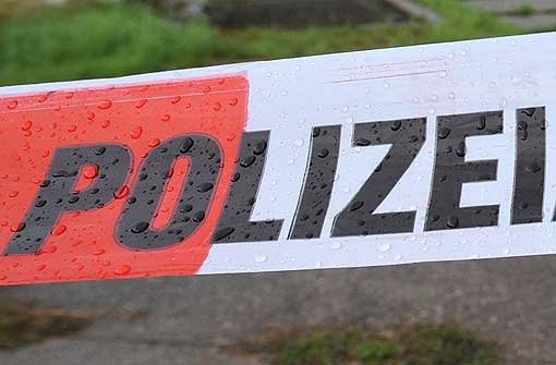 Die Polizei musste den Fundort des Plastikbeutels in Stuttgart-Süd absperren. Die Ermittlungen dauern an. (Symbolfoto) Foto: dpa
