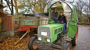 Kathrin Haar hat ihrem Unternehmen vorgeschlagen, Geld für einen neuen Farmtraktor zu geben. Das freut auch Thomas Lang. Foto: Kratz