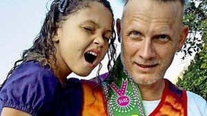 Bernhard Weber mit seiner Tochter kurz vor dem Start der Olympischen Spiele in Rio Foto: Weber