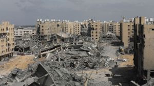 Palästinenser inspizieren die Schäden an den zerstörten Gebäuden in Hamad City. Die USA und die EU erhöhen den Druck auf Israel. Der UN-Sicherheitsrat könnte erstmals eine dauerhafte Feuerpause fordern. Foto: Naaman Omar/APA Images via ZUMA Press Wire/dpa