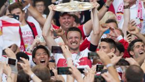 Da ist das Ding: VfB-Spielführer Christian Gentner reckt die Schale für Platz eins in Liga zwei nach oben. Foto: dpa