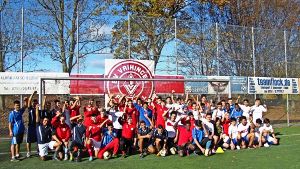 Die B-Jugendspieler des SV Vaihingen haben 40 unbegleiteten, minderjährigen Flüchtlingen einen entspannten Vormittag bereitet und ihnen ein Gefühl der Gemeinschaft und des Willkommenseins vermittelt. Foto: Claudia Barner