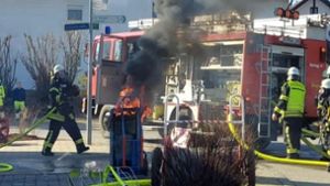 Einsatz in Bodnegg: ein brennender Stromspeicher wird gelöscht. Foto: Feuerwehr Bodnegg
