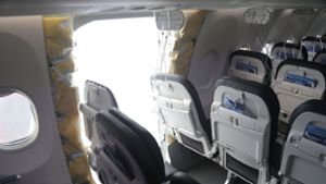 Im Rumpf der Boeing 737 Max 9 klafft ein großes Loch Foto: AFP/Handout